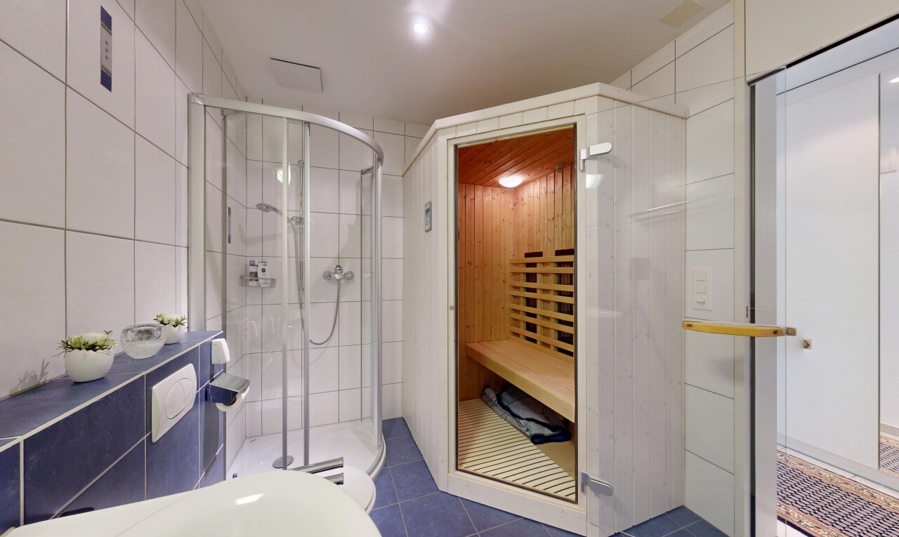 bad mit sauna, dusche, komplettes badezimmer, inside property, und virtually staged