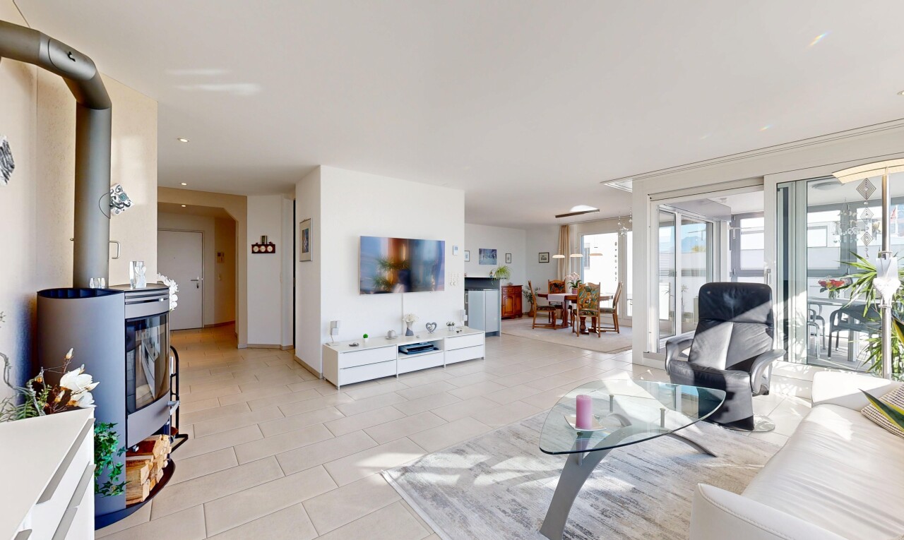 wohn- / esszimmer mit inside property, fernseher, natürliches licht, natural light, und gipskartonwand