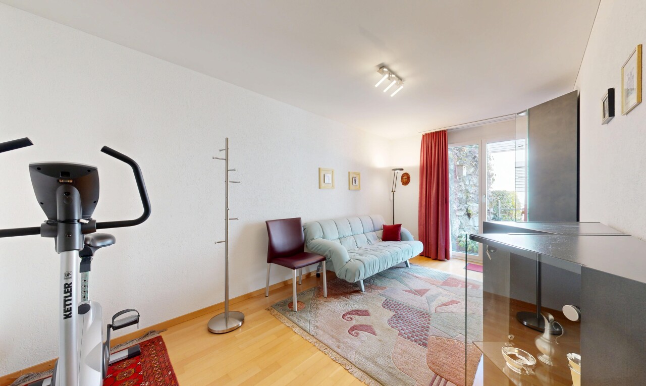 wohnzimmer mit holzfußboden, wood finish floor, gipskartonwand, drywall, und inside property