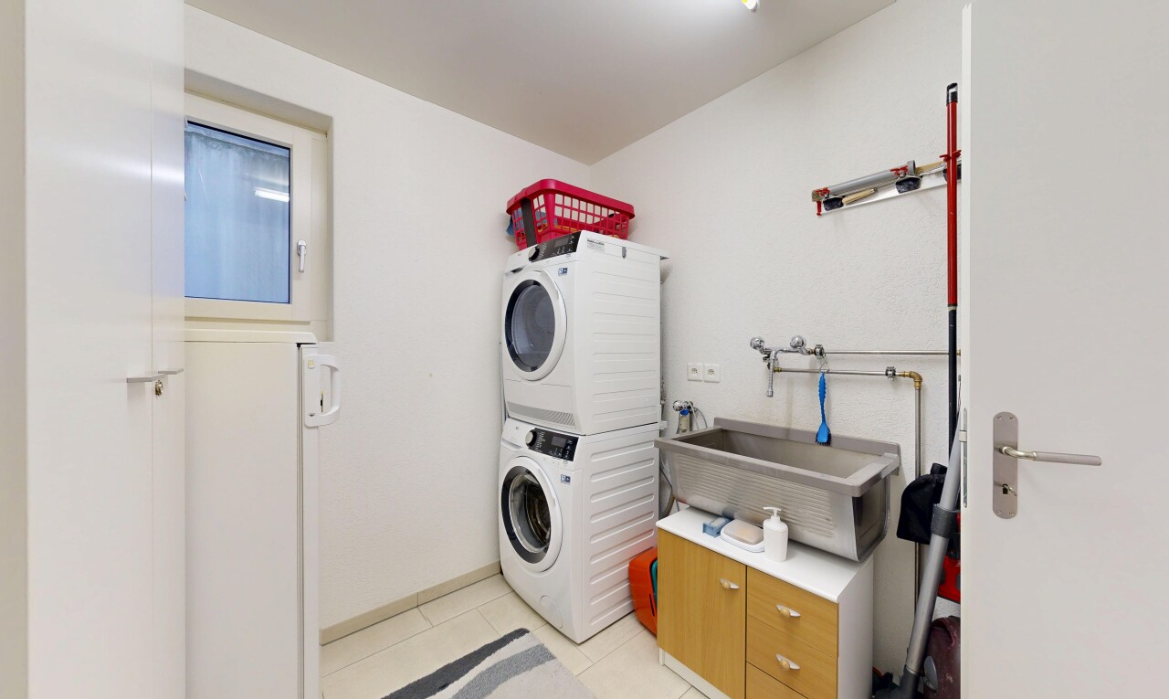 wäschekammer mit waschturm, inside property, wäscherei, light floor, und fliesenboden