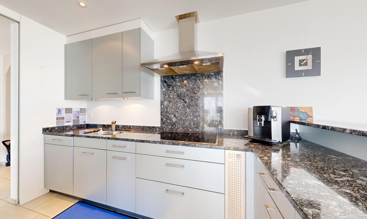 küche mit dark countertops, dunstabzugshaube, stein arbeitsplatten, stone countertops, und gipskartonwand