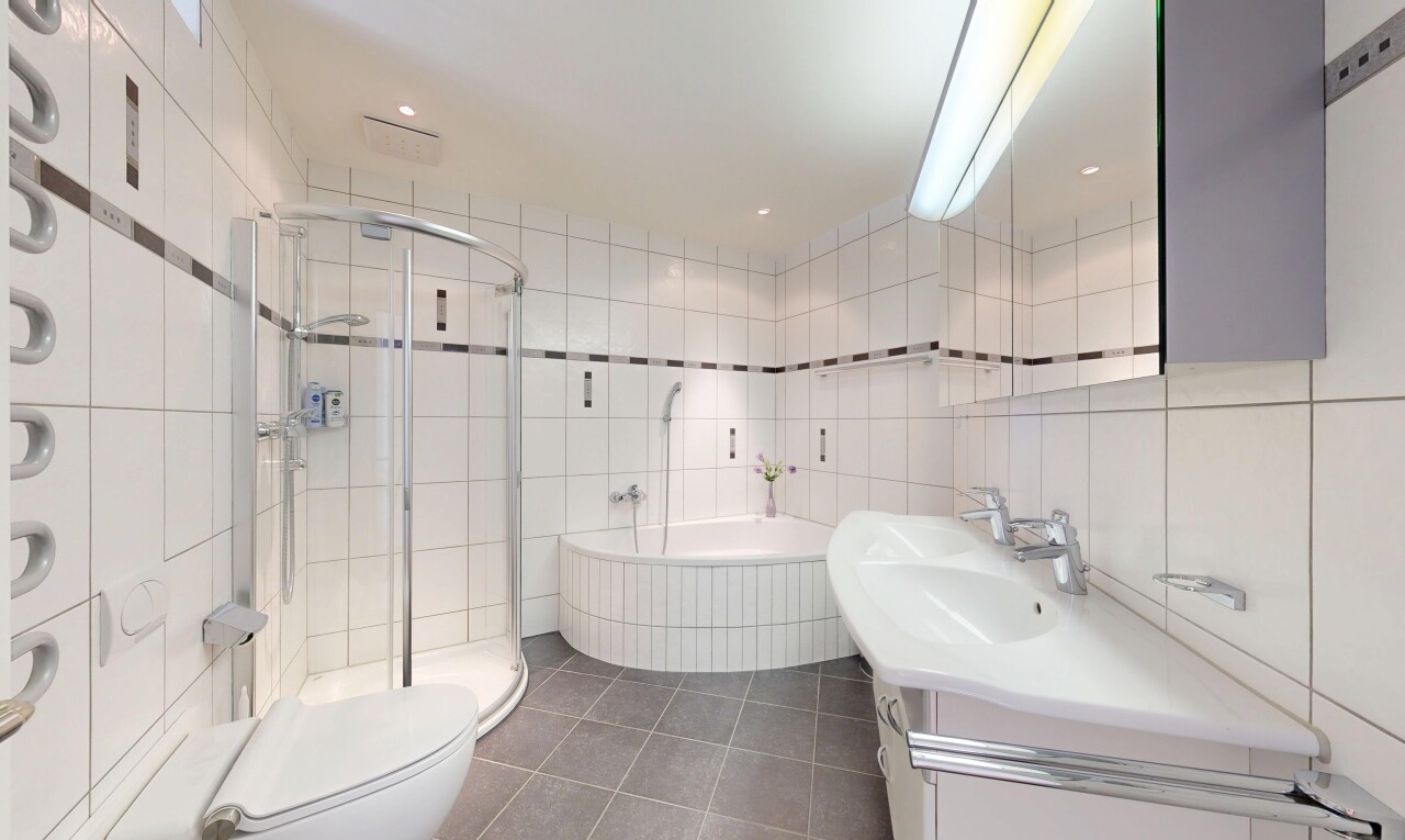 bad mit inside property, schminktisch, spiegel, dark floor, und komplettes badezimmer