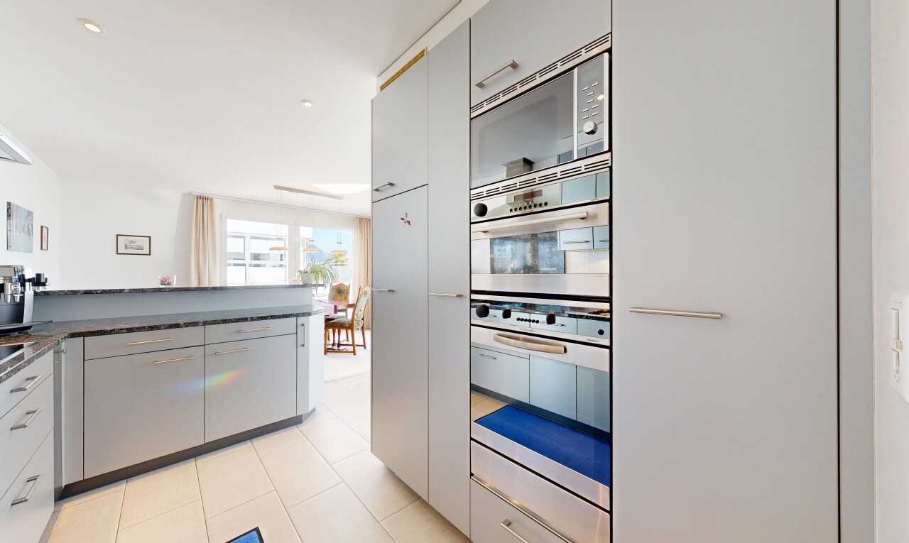 küche mit mikrowelle, natürliches licht, natural light, graue schränke, und gray cabinets