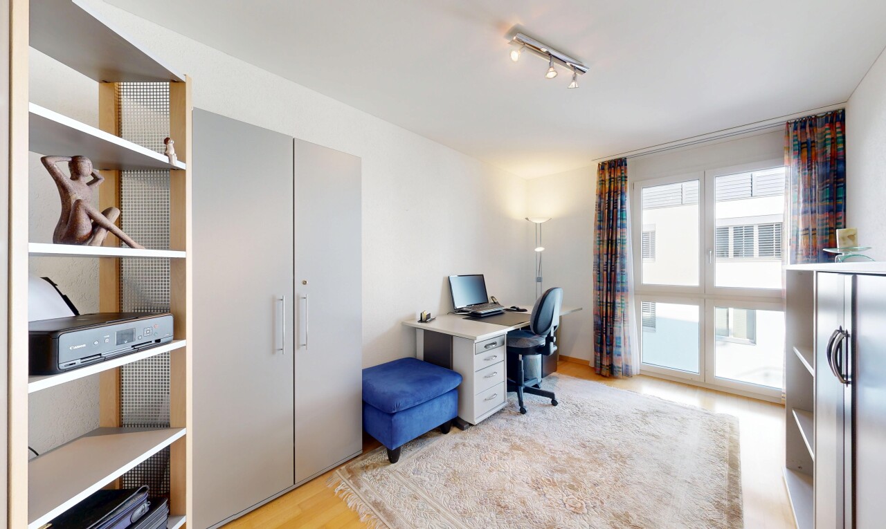 büro mit inside property, natürliches licht, natural light, holzfußboden, und wood finish floor