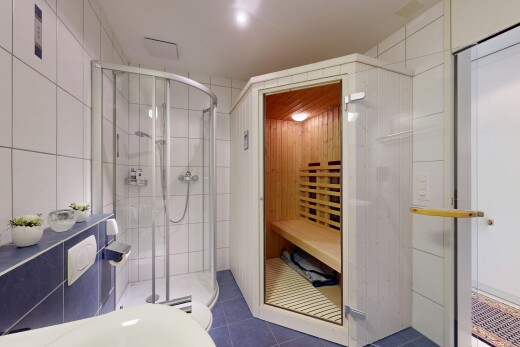 bad mit sauna, dusche, komplettes badezimmer, inside property, und virtually staged