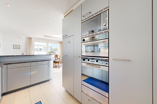 küche mit mikrowelle, natürliches licht, natural light, graue schränke, und gray cabinets