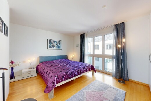 zimmer / schlafzimmer mit holzfußboden, wood finish floor, gipskartonwand, drywall, und natürliches licht