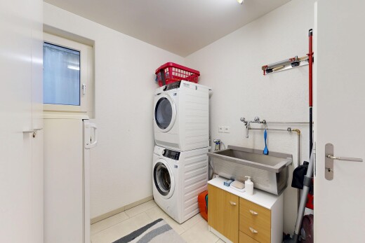 wäschekammer mit waschturm, inside property, wäscherei, light floor, und fliesenboden