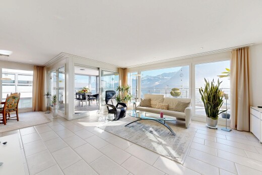 wohnzimmer mit inside property, natürliches licht, natural light, day time, und bodendeckenfenster