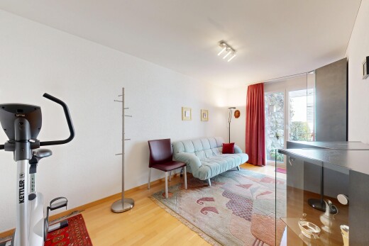 salon avec sol en finition bois, wood finish floor, cloison sèche, drywall, et inside property