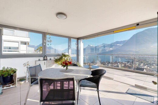 terrasse avec day time, véranda, coin repas extérieur, vue sur la montagne, et mountain view