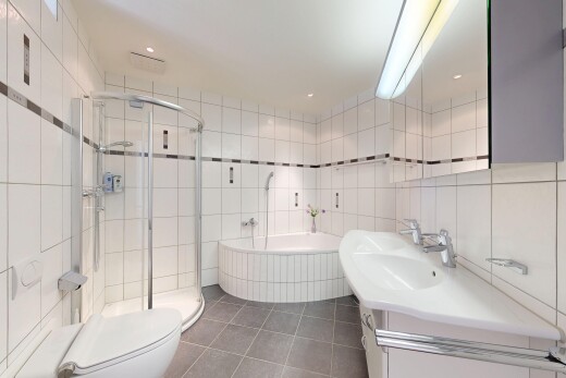 bad mit inside property, schminktisch, spiegel, dark floor, und komplettes badezimmer