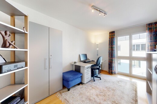 büro mit inside property, natürliches licht, natural light, holzfußboden, und wood finish floor