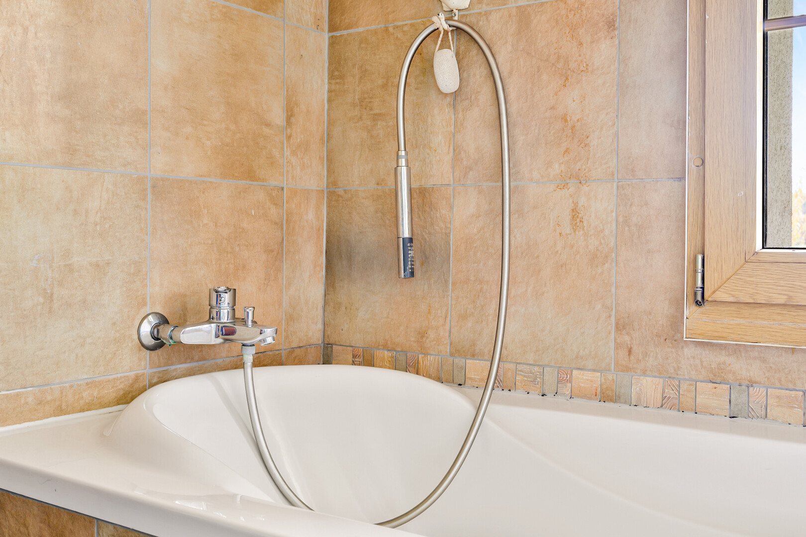 salle de bains avec inside property, salle de bain complète, et bain