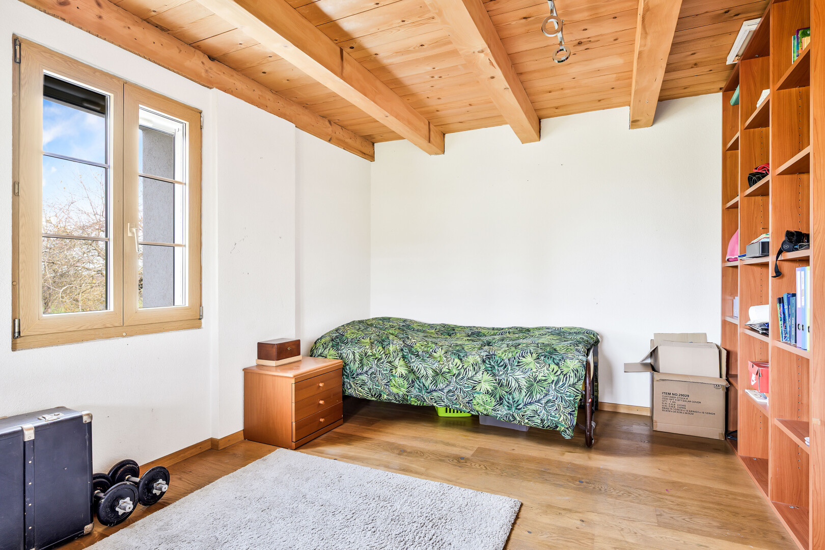 chambre avec inside property, wood finish floor, sol en finition bois, drywall, et cloison sèche