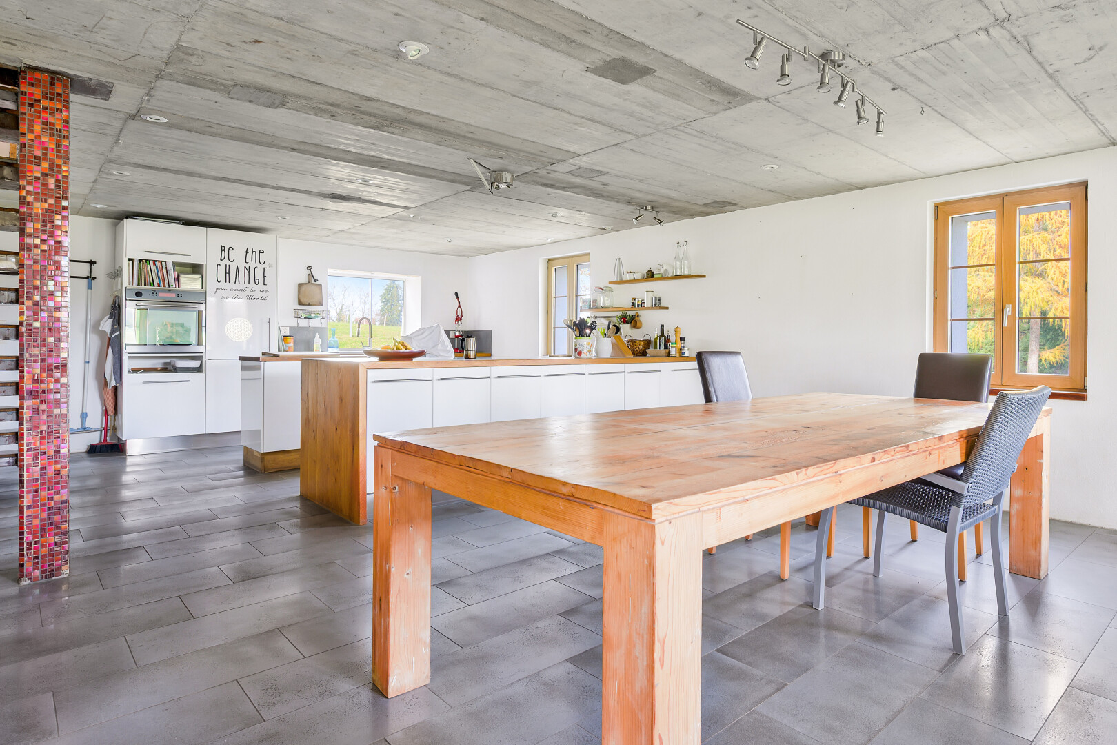 salle à manger avec natural light, lumière naturelle, inside property, concrete ceiling, et plafond en béton