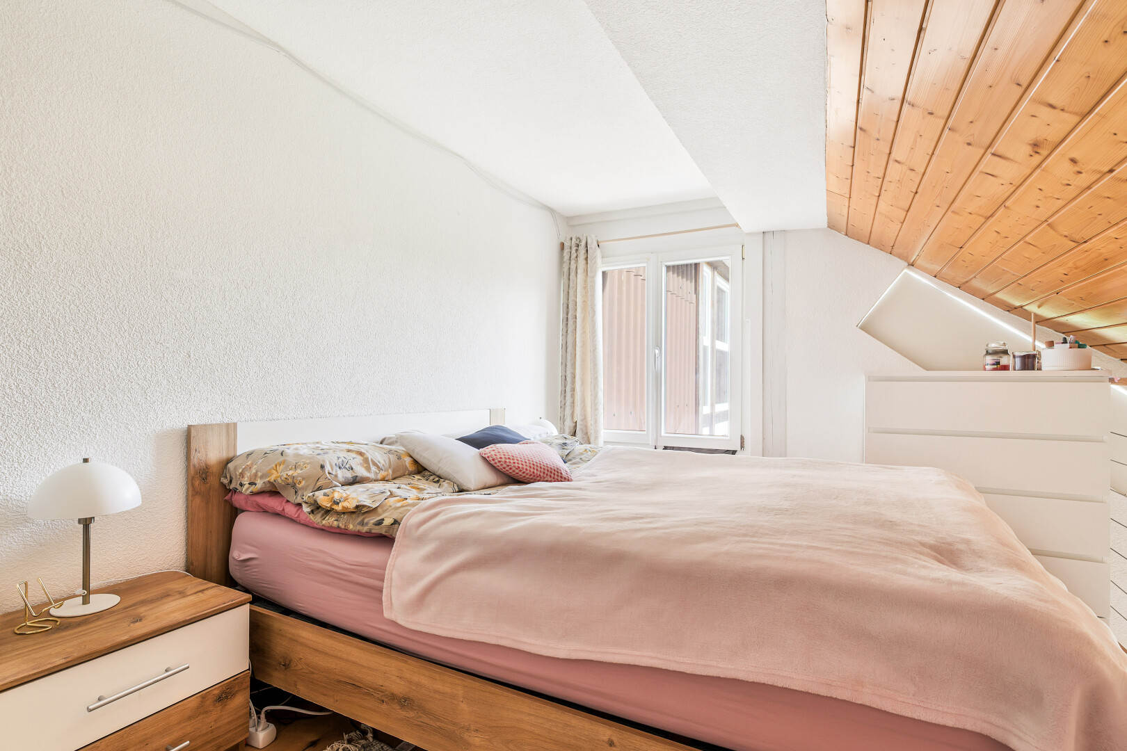 chambre avec natural light, lumière naturelle, vaulted ceiling, plafond voûté, et inside property