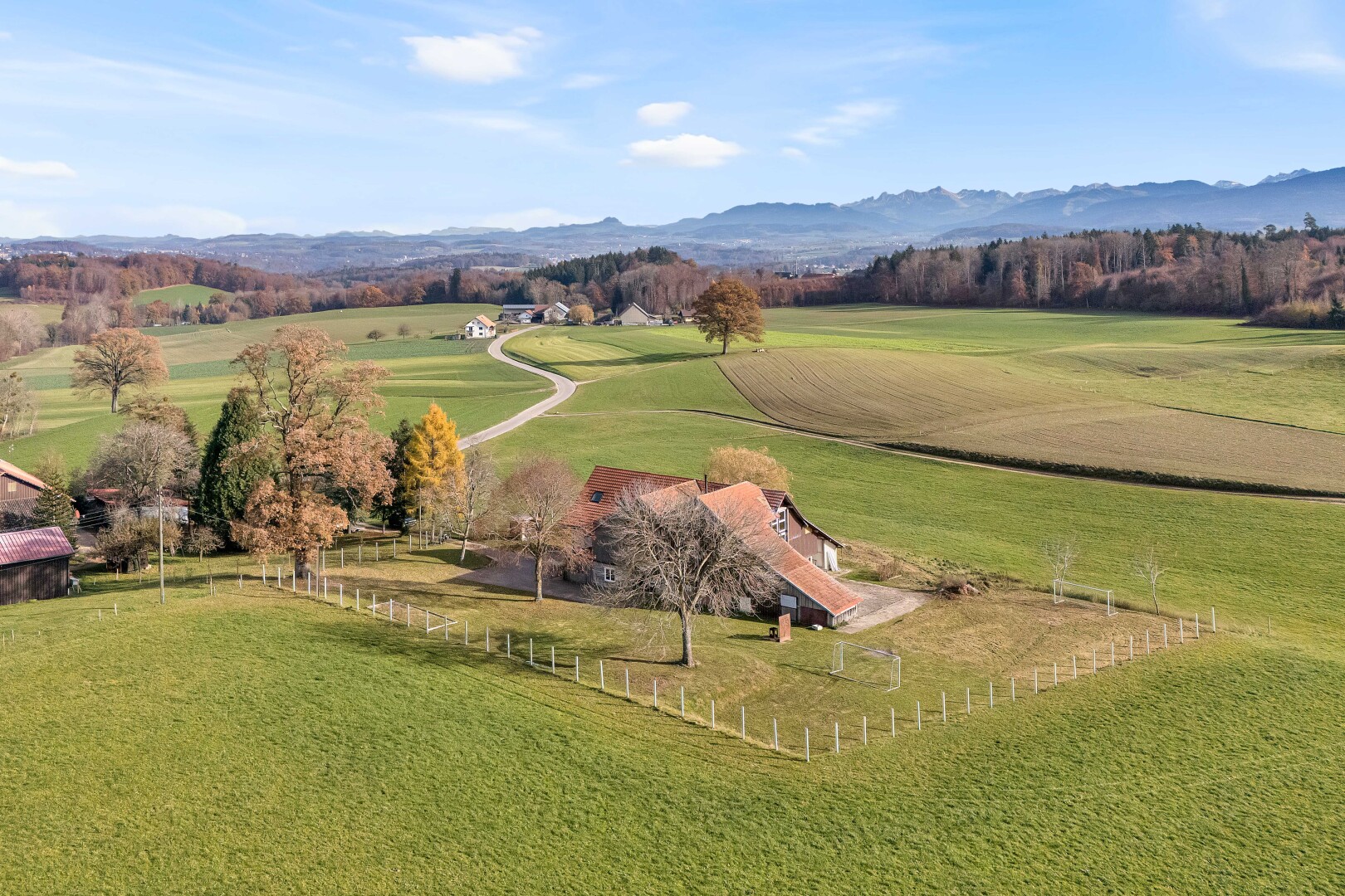 vue sur la montagne avec vue sur la montagne, mountain view, vue rurale, rural view, et day time