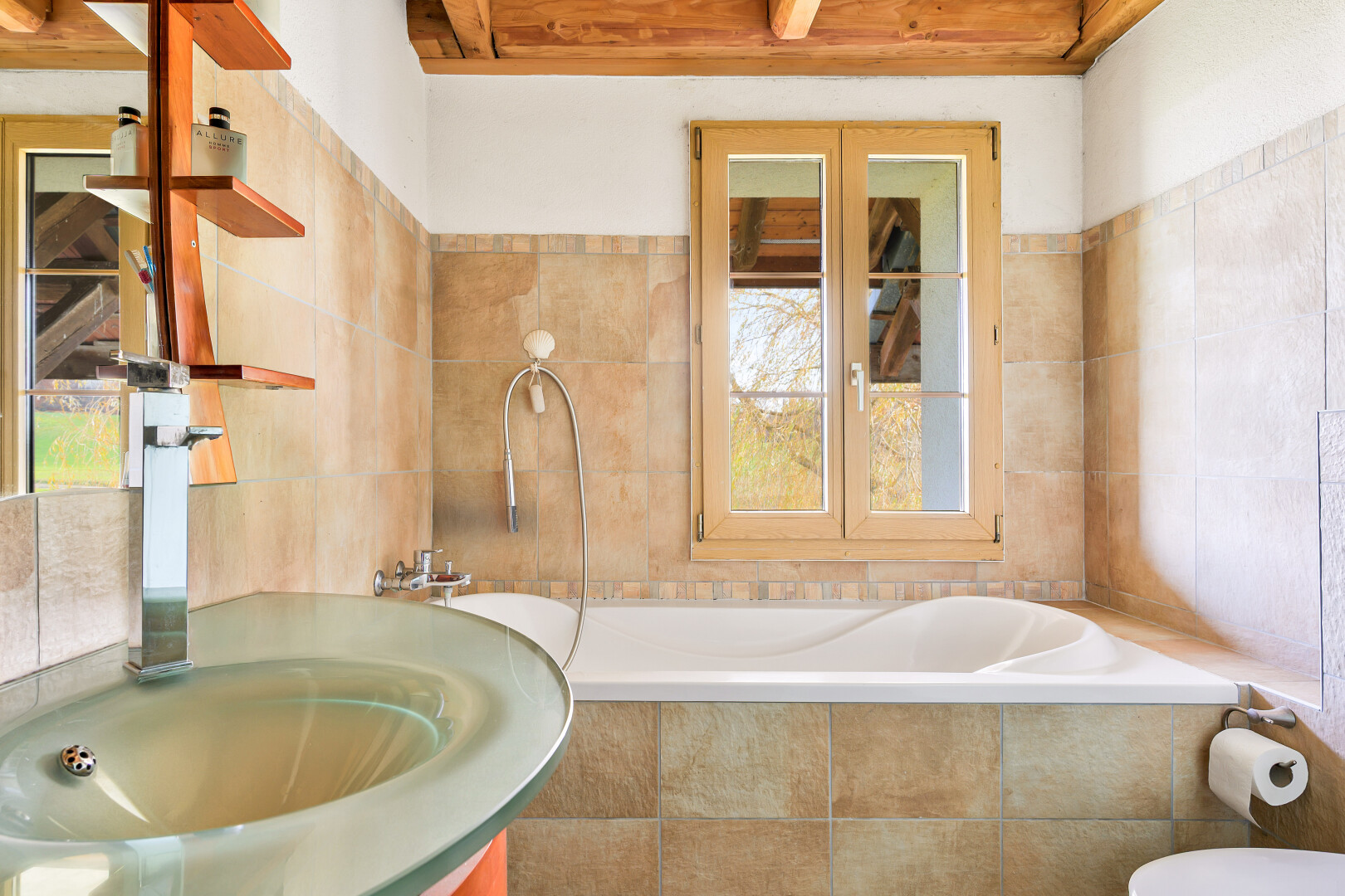 salle de bains avec mur en carrelage, tile wall, salle de bain complète, inside property, et bain