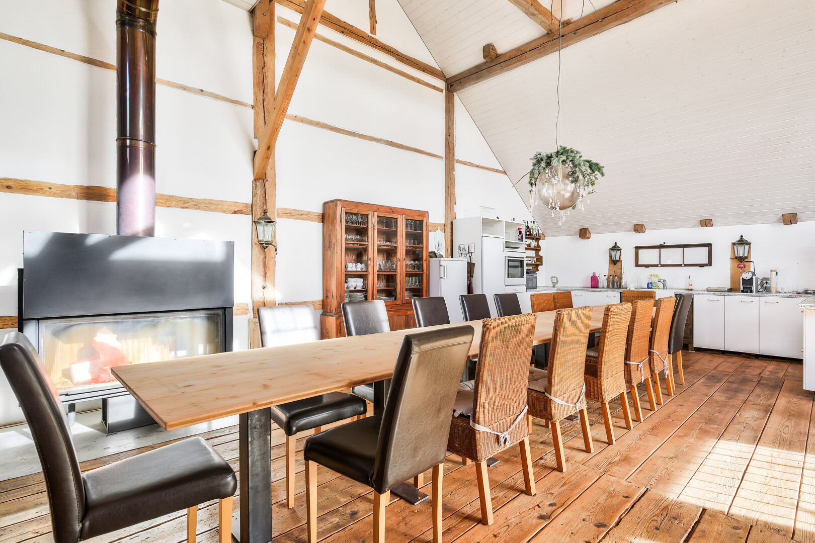 salle à manger avec inside community, vaulted ceiling, plafond voûté, wood finish floor, et sol en finition bois