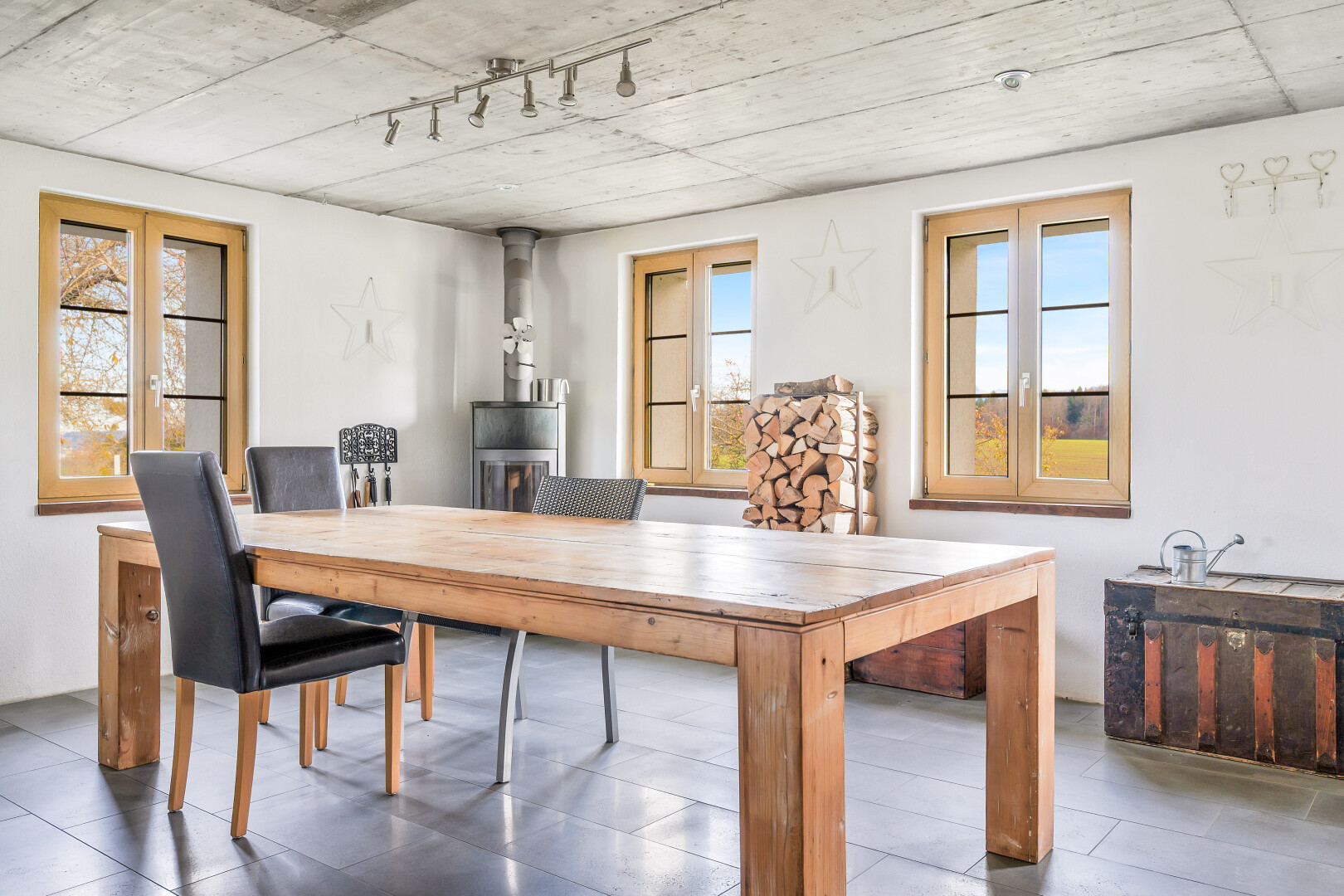 salle à manger avec lumière naturelle, natural light, cloison sèche, drywall, et inside property
