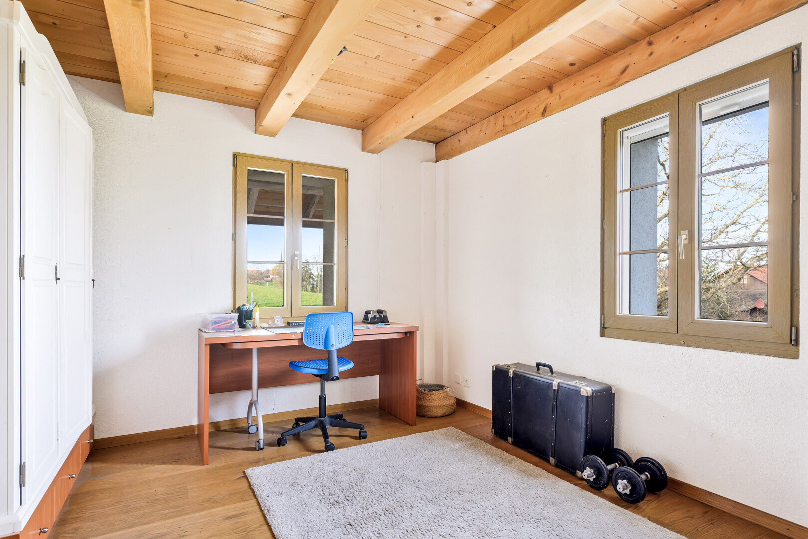 bureau avec natural light, lumière naturelle, day time, inside property, et wood finish floor