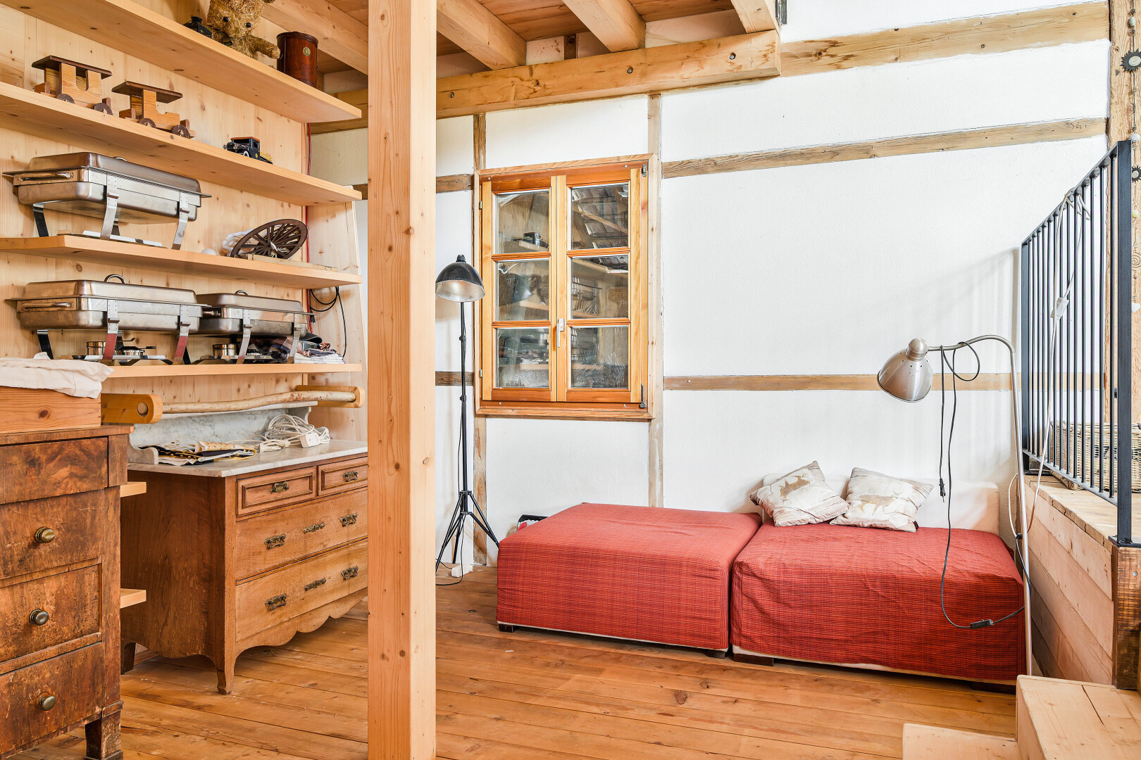 chambre avec inside property, sol en finition bois, wood finish floor, cloison sèche, et drywall