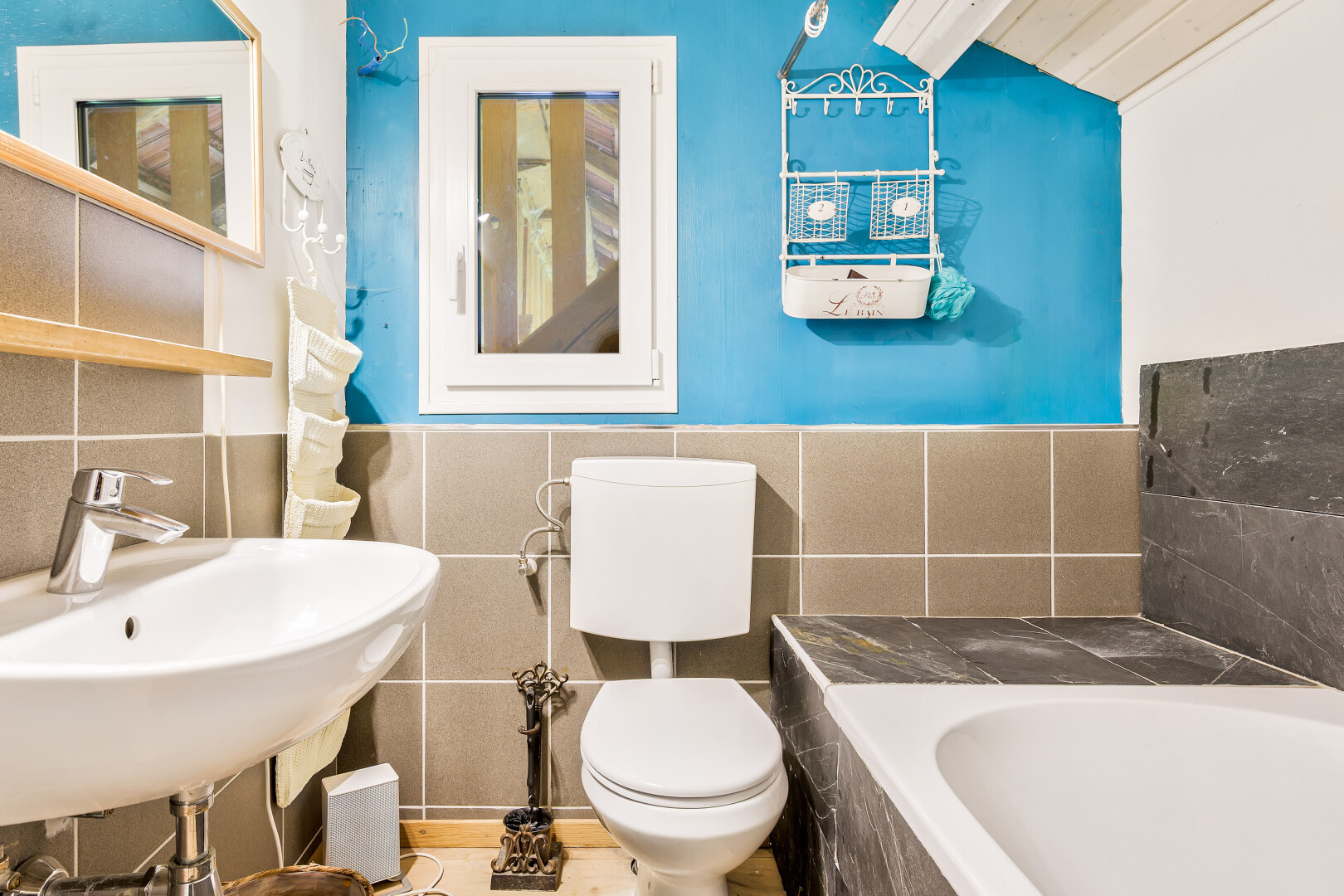 salle de bains avec salle de bain complète, bain, drywall, cloison sèche, et miroir