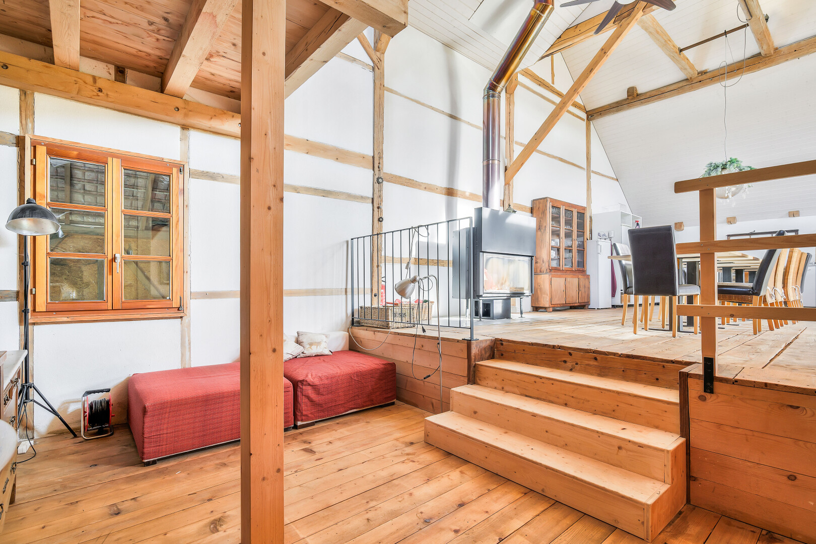 escaliers avec vaulted ceiling, plafond voûté, inside property, wood finish floor, et sol en finition bois