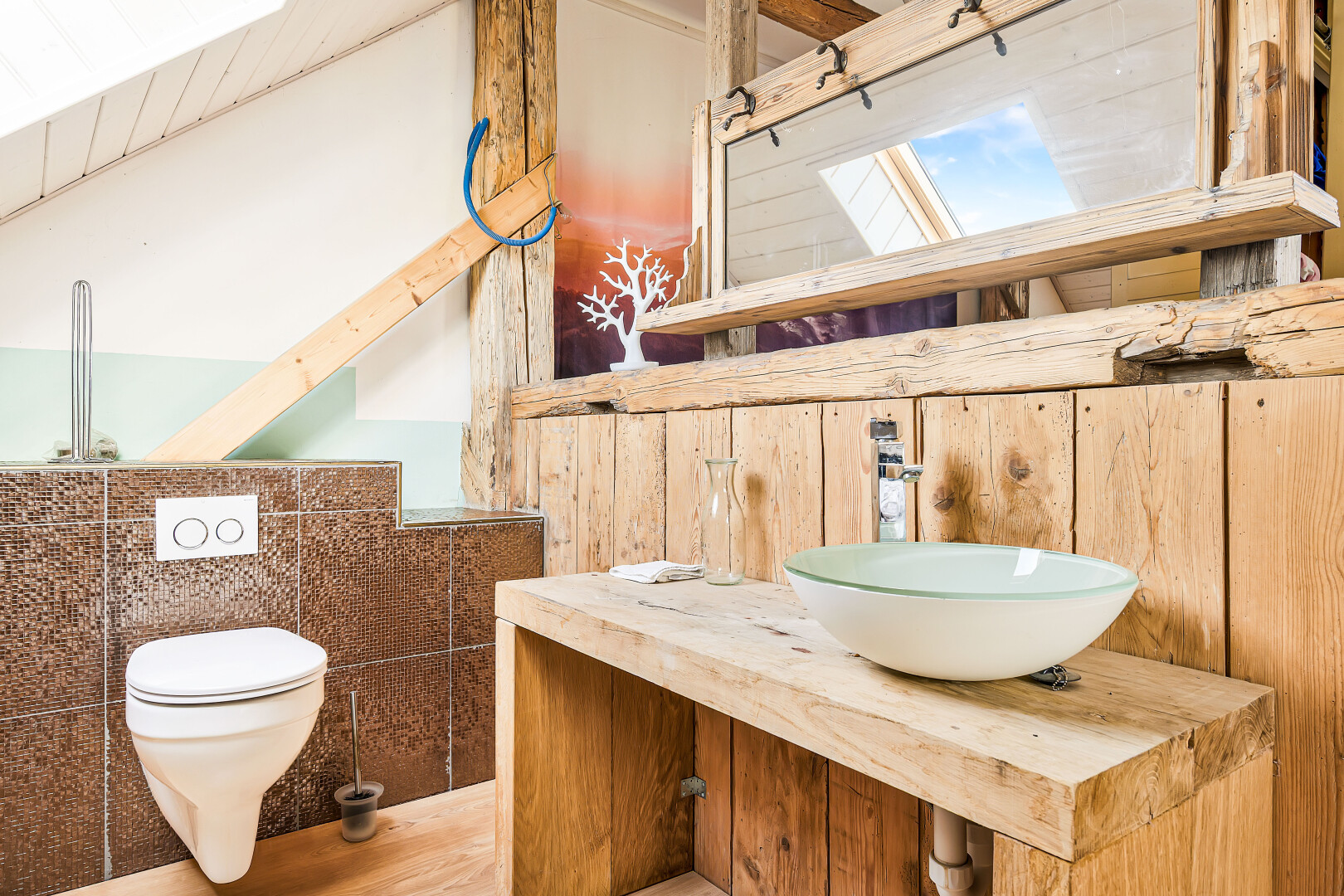 salle de bains avec évier, lavabo (ou coiffeuse selon le contexte), inside property, drywall, et cloison sèche
