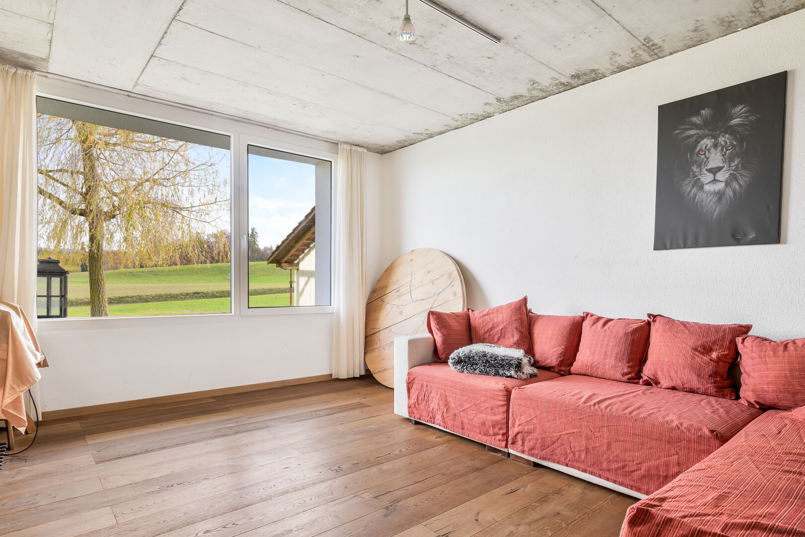 salon avec day time, wood finish floor, sol en finition bois, concrete ceiling, et plafond en béton