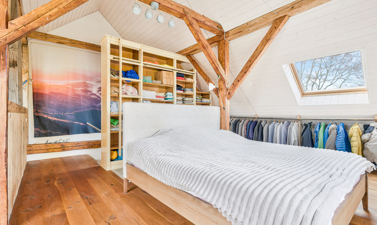 chambre avec inside property, wood finish floor, sol en finition bois, vaulted ceiling, et plafond voûté