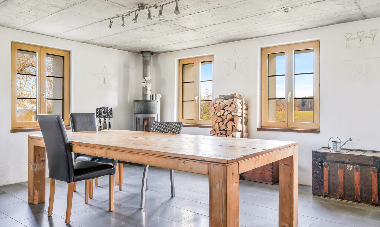 salle à manger avec lumière naturelle, natural light, cloison sèche, drywall, et inside property