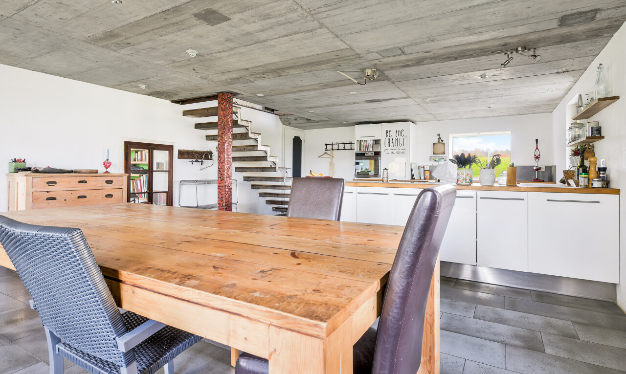 salle à manger avec inside property, escaliers, cloison sèche, et drywall