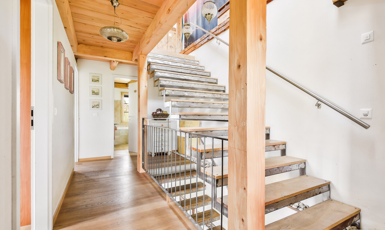 escaliers avec escaliers, inside property, plafond en bois, wood ceiling, et sol en finition bois