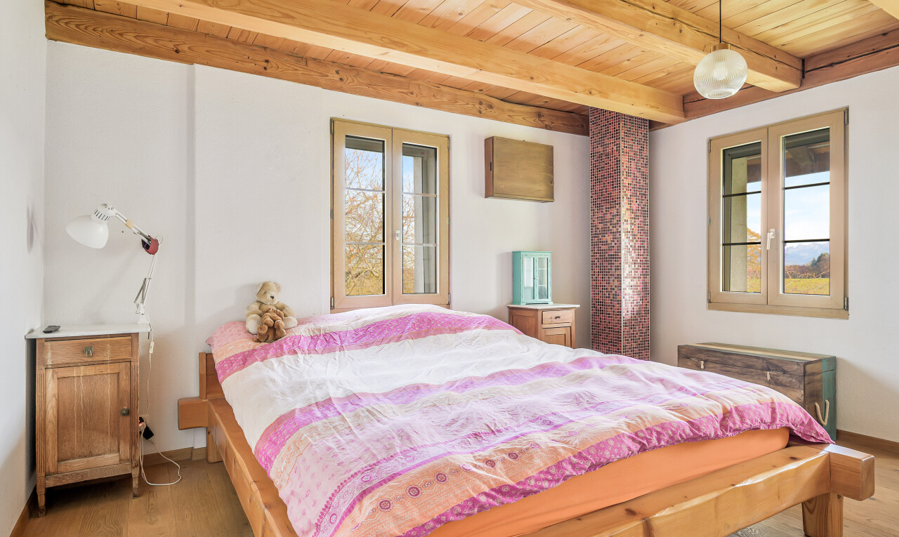 chambre avec sol en finition bois, wood finish floor, inside property, cloison sèche, et drywall