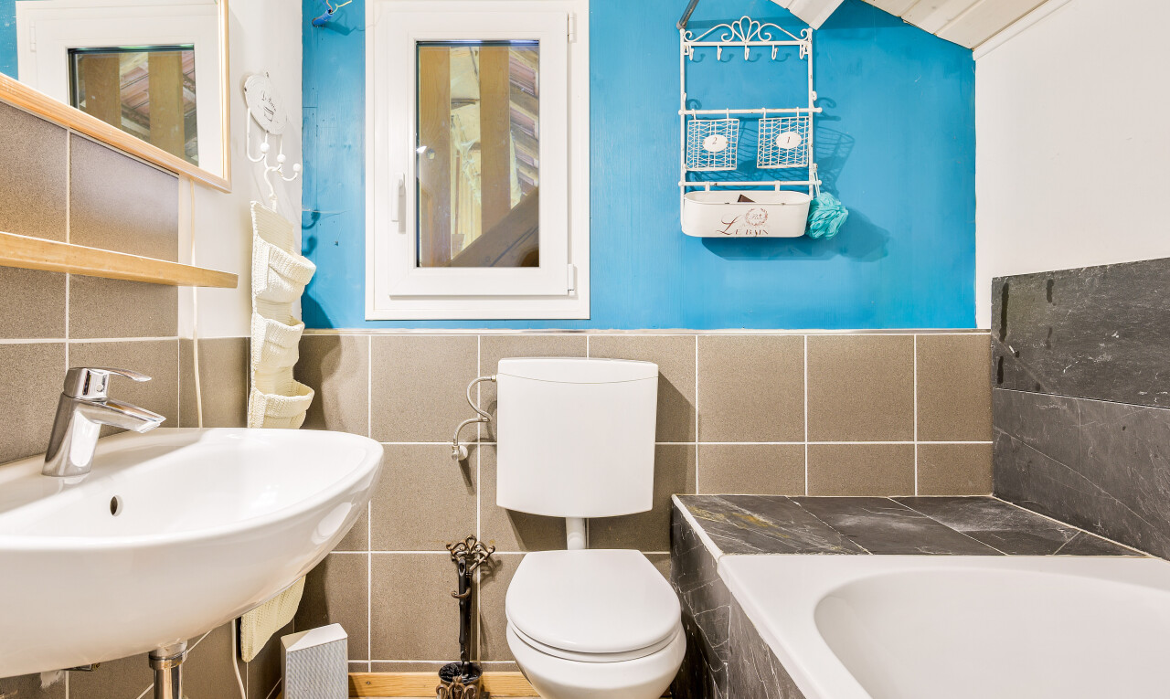 salle de bains avec salle de bain complète, bain, drywall, cloison sèche, et miroir