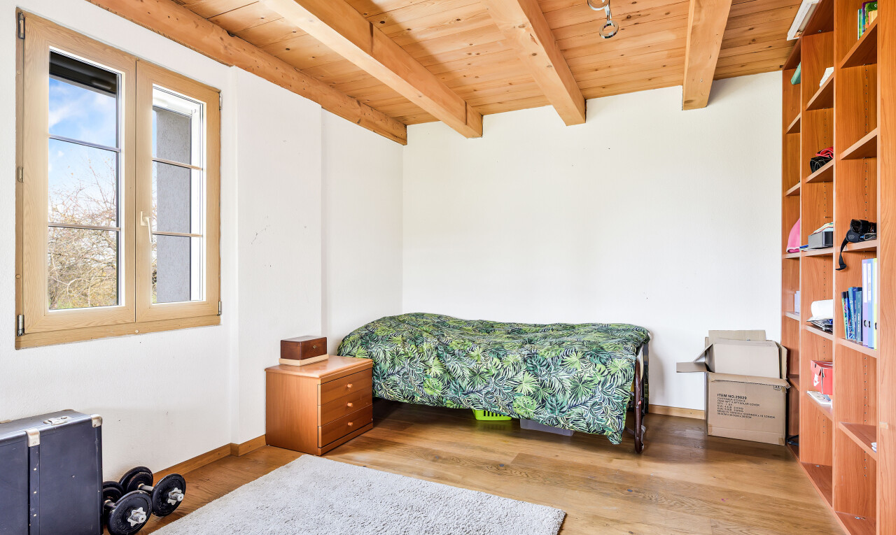 chambre avec inside property, wood finish floor, sol en finition bois, drywall, et cloison sèche