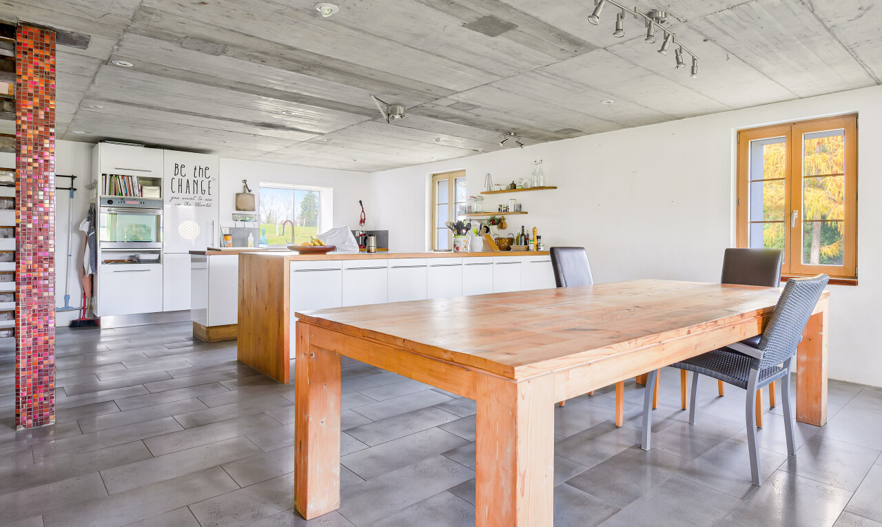 salle à manger avec natural light, lumière naturelle, inside property, concrete ceiling, et plafond en béton
