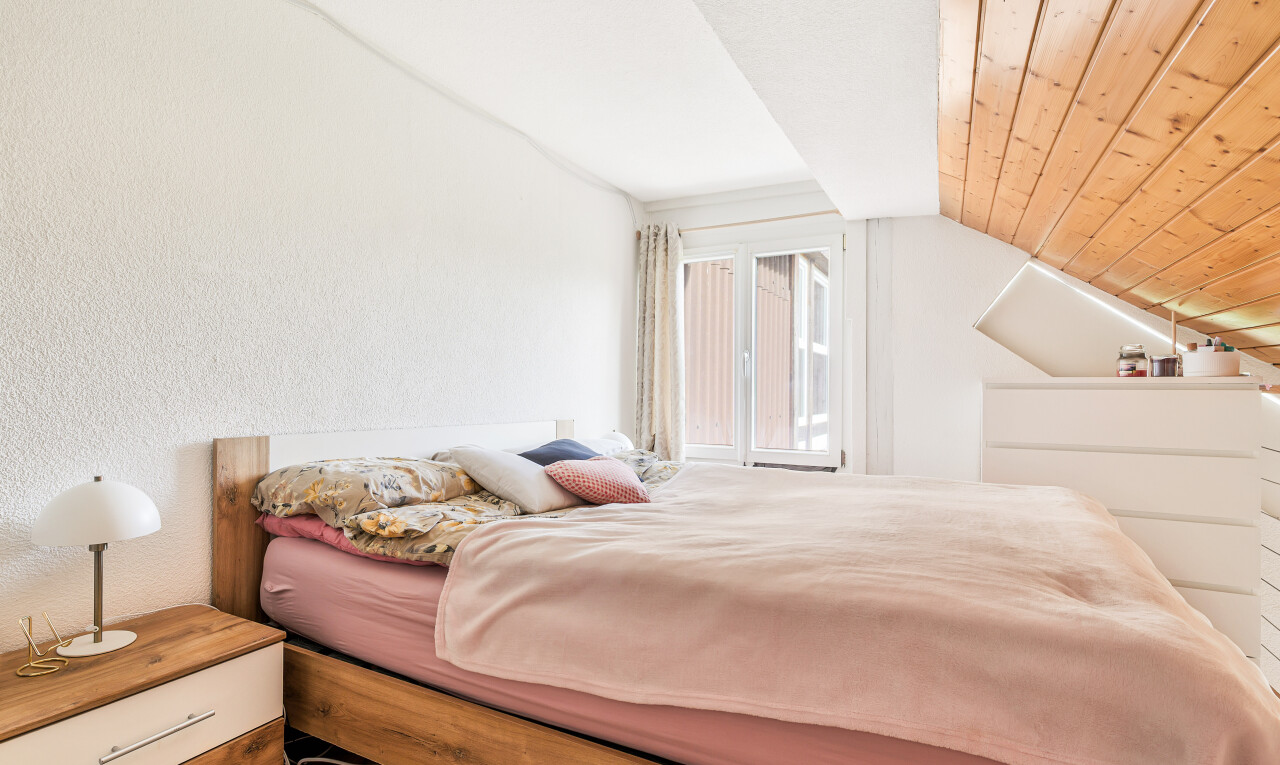 chambre avec natural light, lumière naturelle, vaulted ceiling, plafond voûté, et inside property