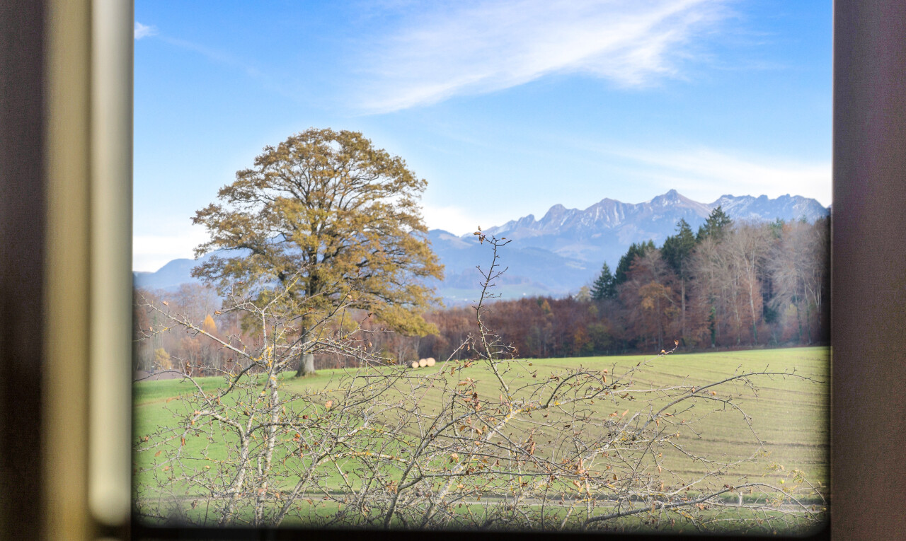 vue sur la montagne avec vue sur la montagne, mountain view, day time, et inside community
