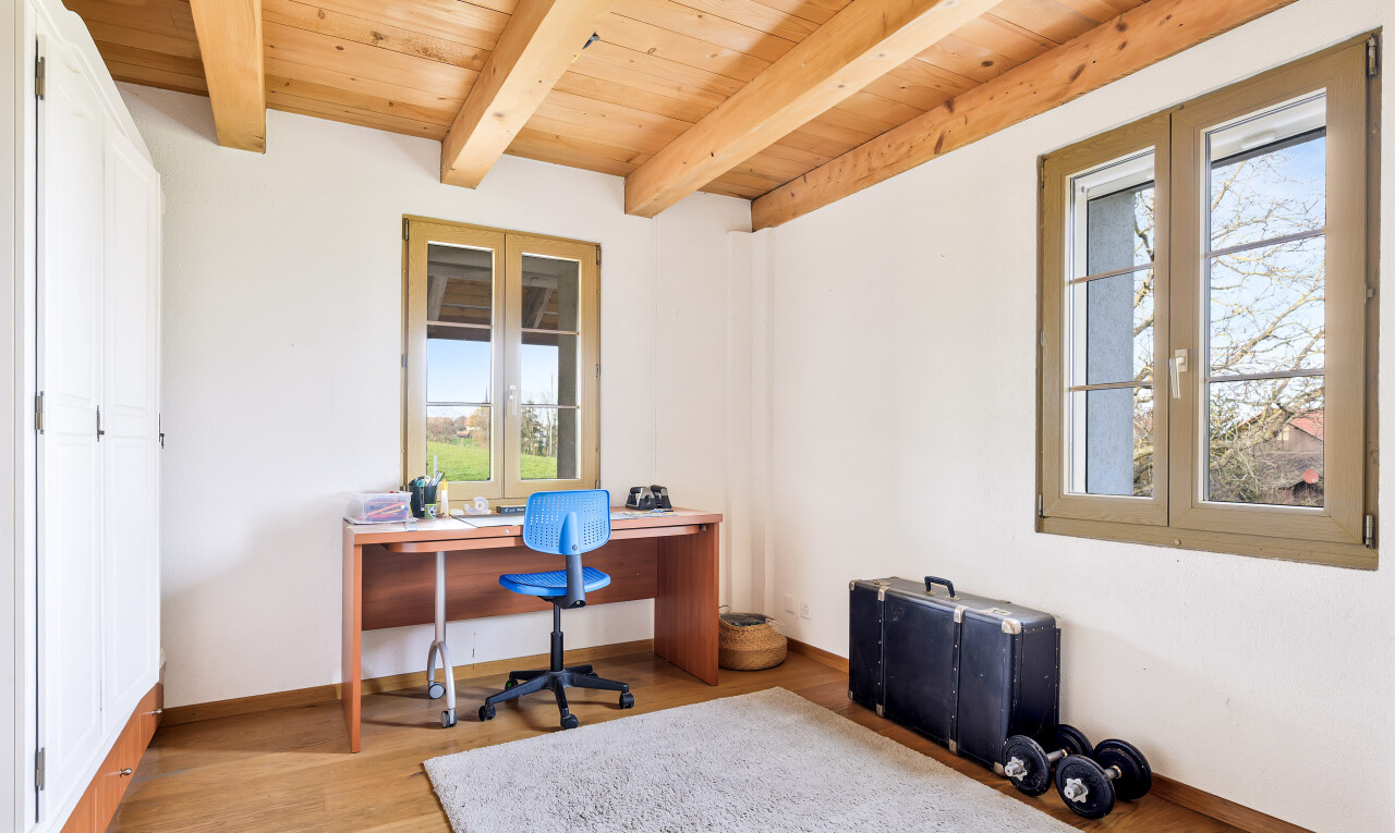 bureau avec natural light, lumière naturelle, day time, inside property, et wood finish floor
