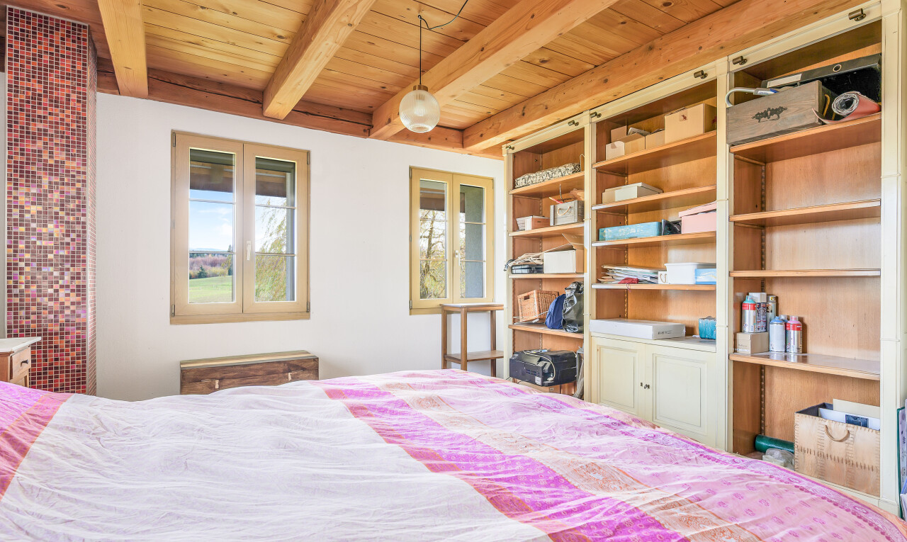 chambre avec inside property, beamed ceiling, plafond à poutres, day time, et natural light