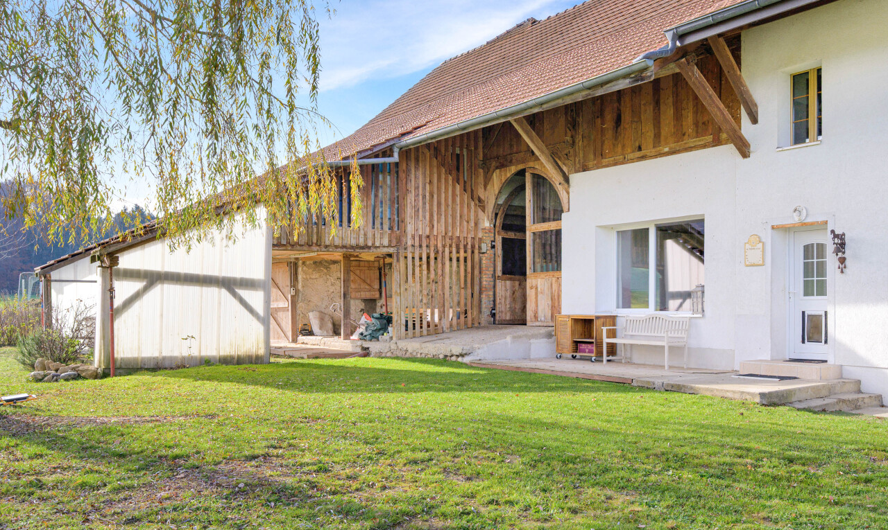façade avec property visible, day time, terrasse, pelouse, et bardage en stuc