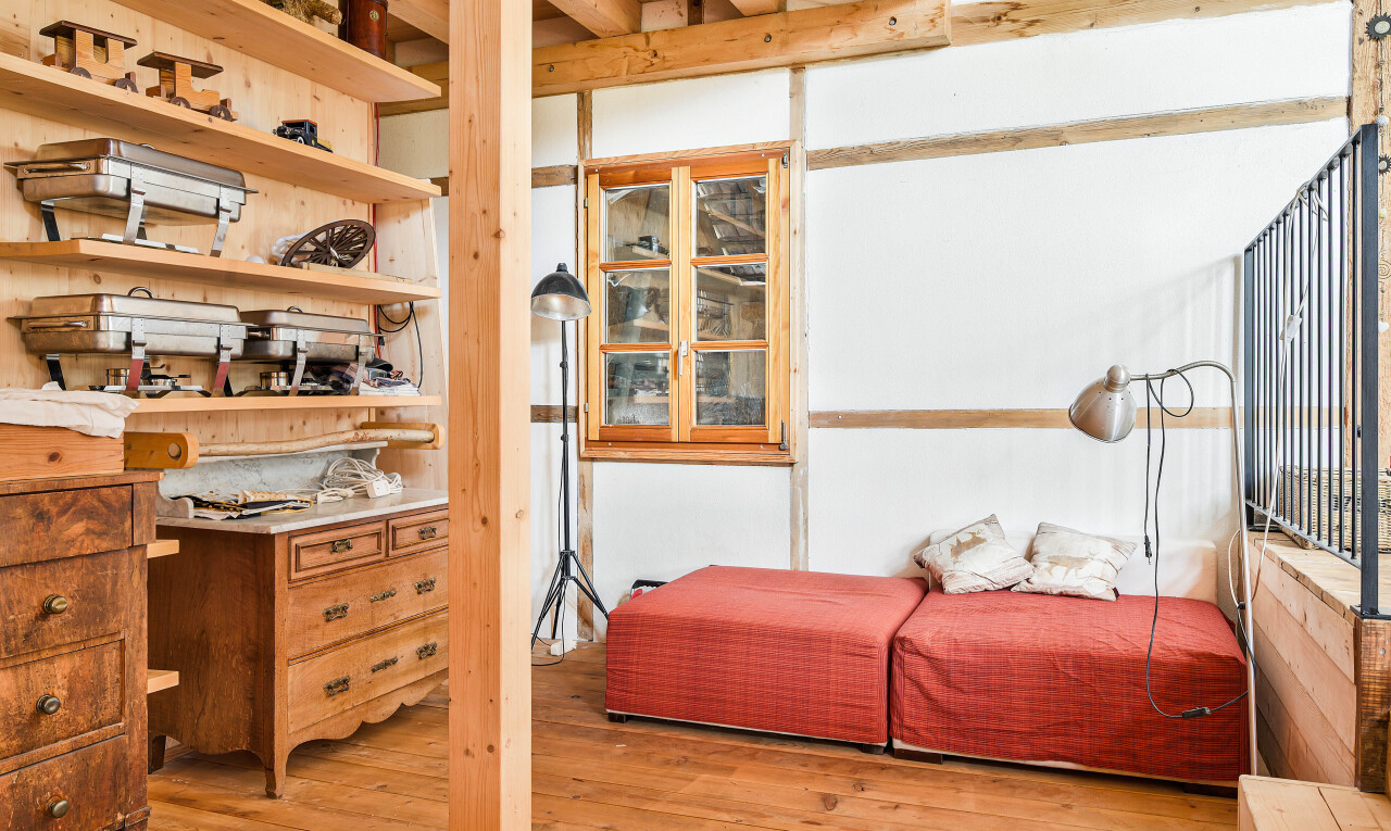 chambre avec inside property, sol en finition bois, wood finish floor, cloison sèche, et drywall