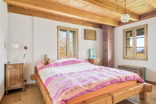 chambre avec sol en finition bois, wood finish floor, inside property, cloison sèche, et drywall