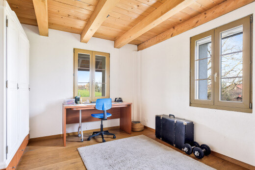 bureau avec natural light, lumière naturelle, day time, inside property, et wood finish floor