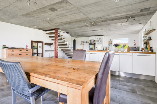 salle à manger avec inside property, escaliers, cloison sèche, et drywall