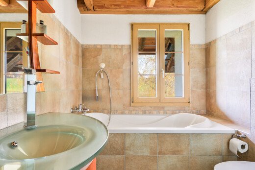 salle de bains avec mur en carrelage, tile wall, salle de bain complète, inside property, et bain