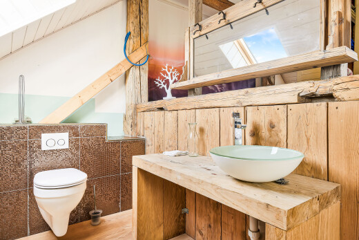 salle de bains avec évier, lavabo (ou coiffeuse selon le contexte), inside property, drywall, et cloison sèche